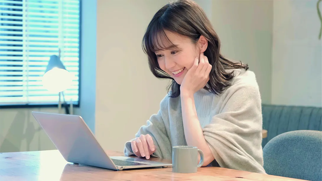 ノートPCを楽しそうに眺める様子