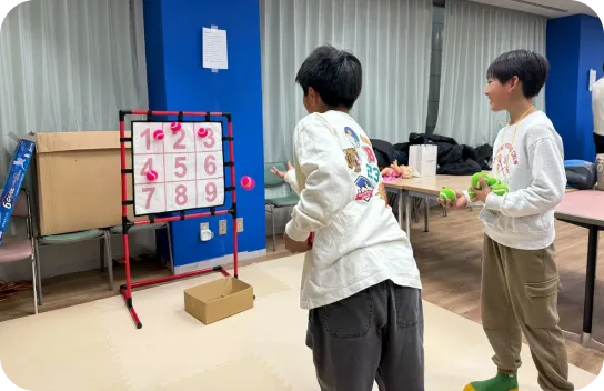 ファミリーデーでストラックアウトを楽しむ子どもたち