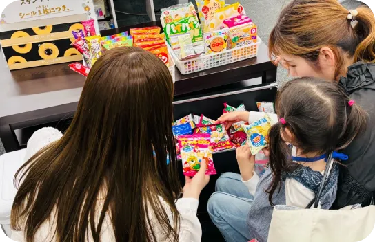 ファミリーデーでお菓子を選ぶ親子