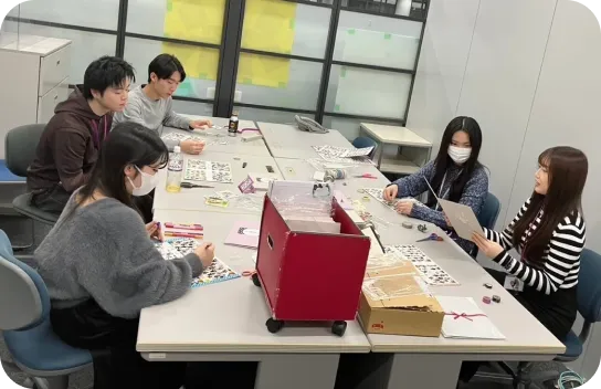 会議机を挟み話をしている5名