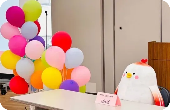 椅子に座って入社式に参加するアイフル公式キャラクターのぽっぽくん