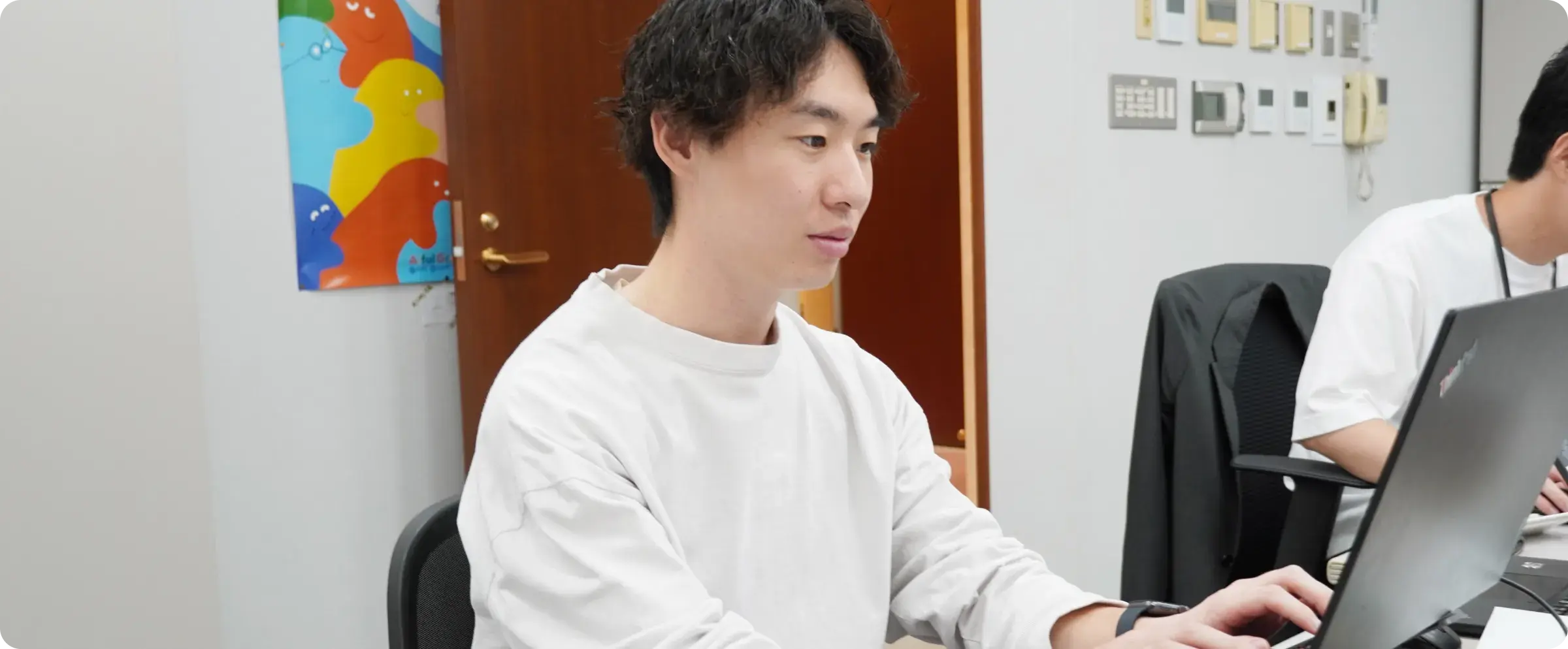 秘書の社員の業務風景