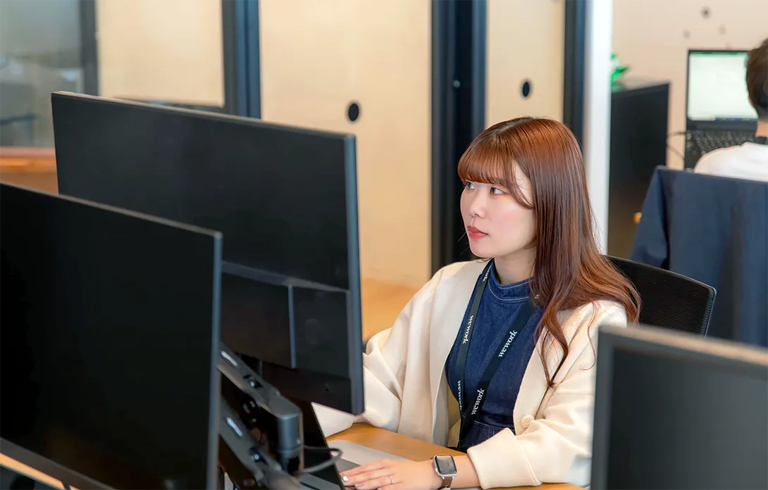 集中した様子でパソコンに向かうエンジニア社員