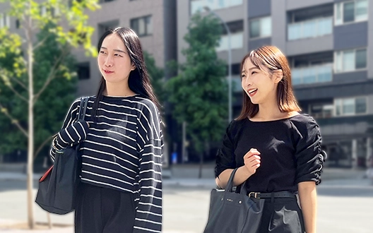 それぞれカジュアルな服装で通勤する二人