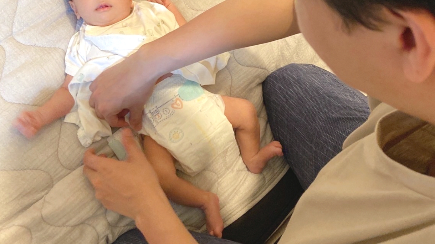 赤ちゃんをお世話する姿
