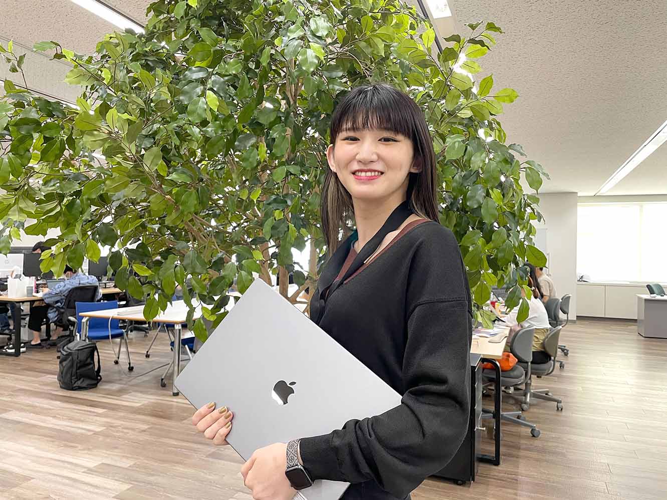 画像スライド4デザイナーの笑顔